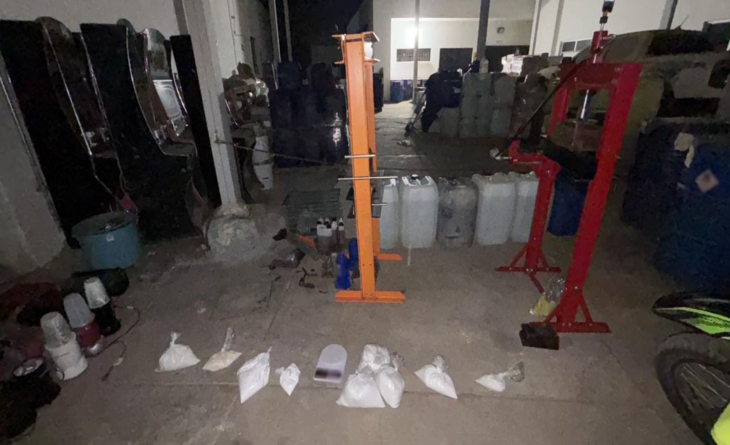 Bolsas con droga en el piso dentro de un lugar