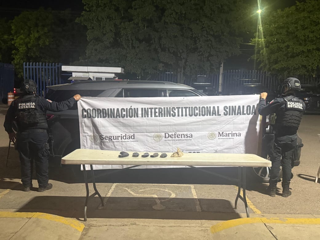 Policías sosteniendo un banner del grupo interinstitucional