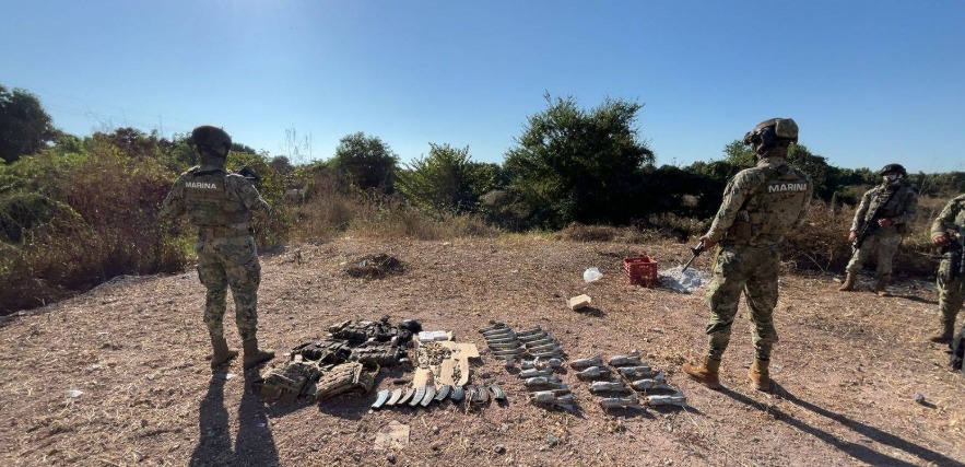 Marinos de espaldas y en la tierra el acumulado de materiales asegurados