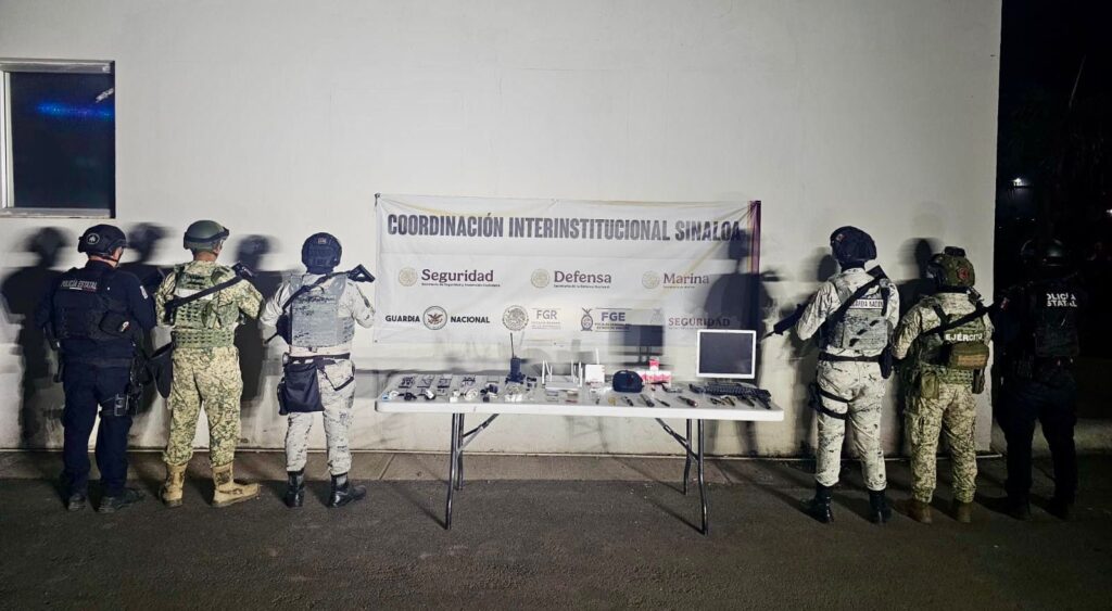 Militares de espaldas junto a artefactos asegurados en una mesa