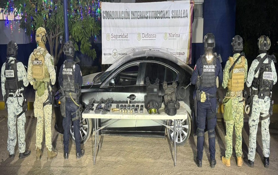 Militares y policías junto a lo asegurado en sus operativos