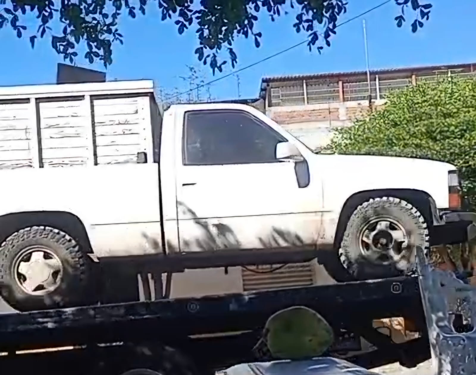 Aseguran camioneta con blindaje artesanal en San Ignacio