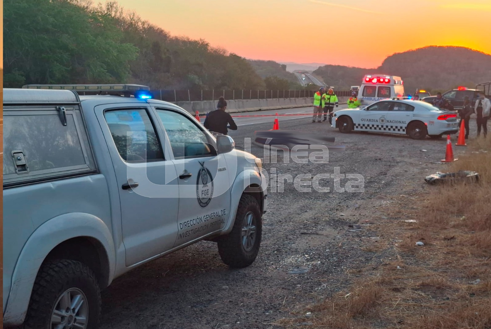 Unidades de la FGE y de la Guardia Nacional en una carretera