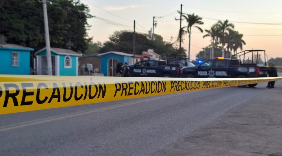 Cinta amarilla de precaución, al fondo se observan elementos policiacos así como patrullas