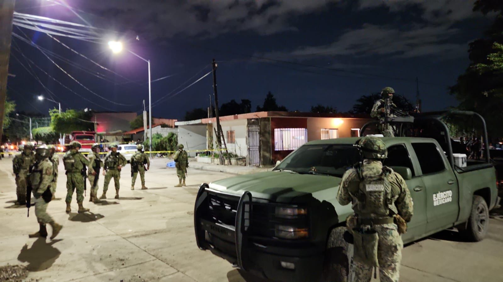 Camioneta del Ejército y militares reunidos en una escena de crimen