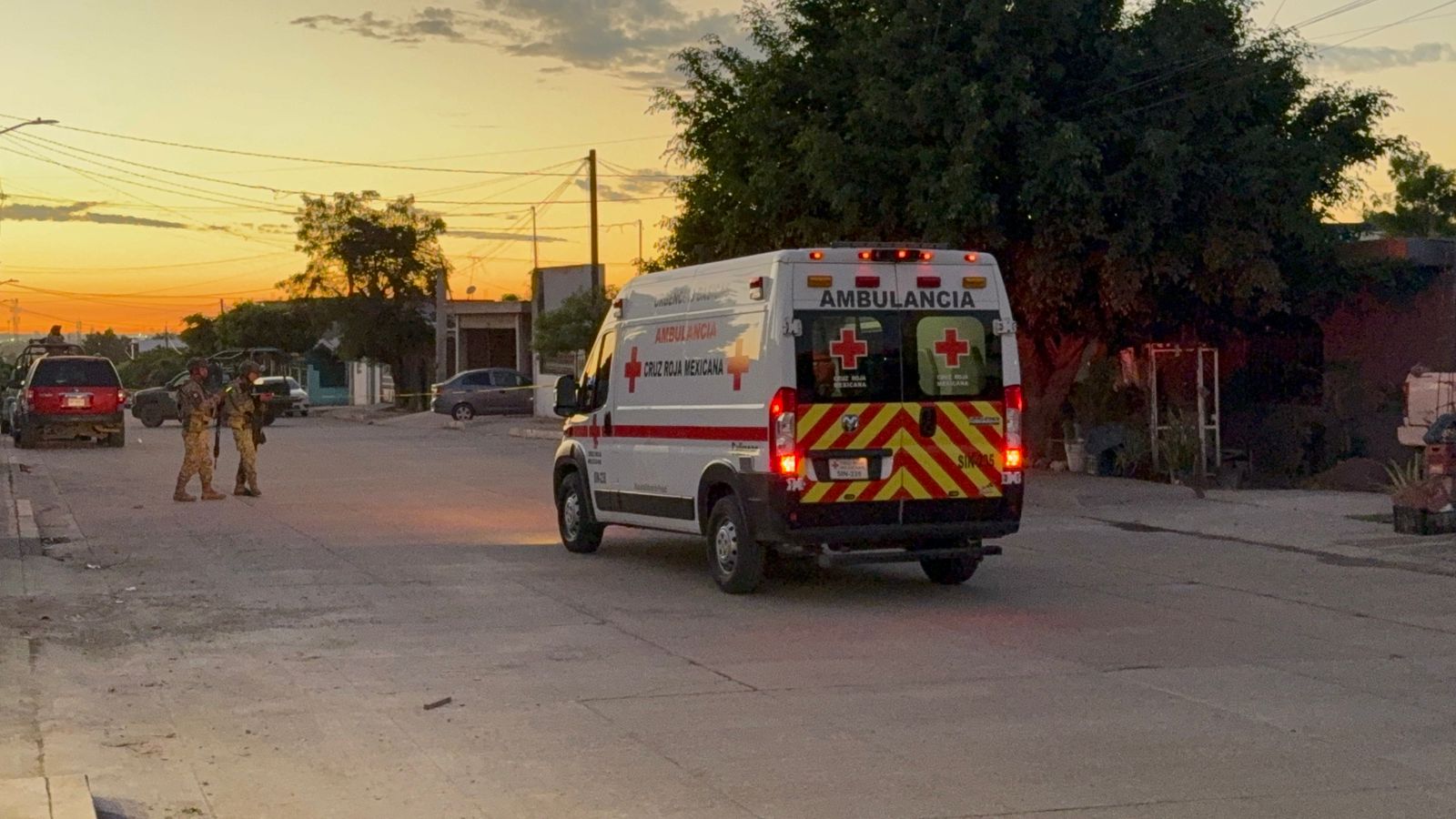 Ambulancia de la Cruz Roja y dos militares al lado