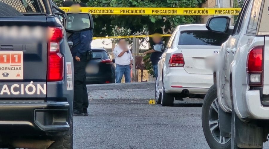Unidad de Policía y cinta amarilla de precaución
