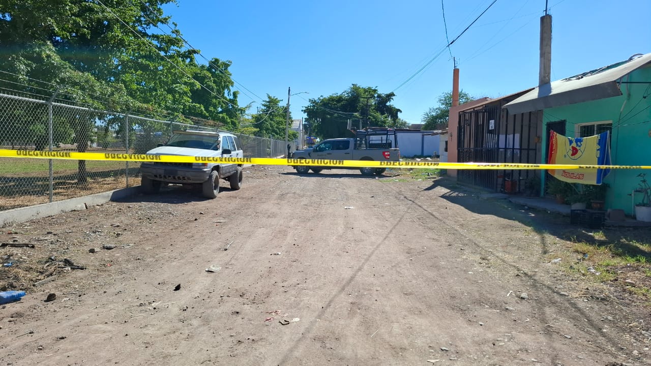 Calle sin pavimentar de una colonia en Culiacán acordonada y asegurada, elementos de la semar en el lugar.