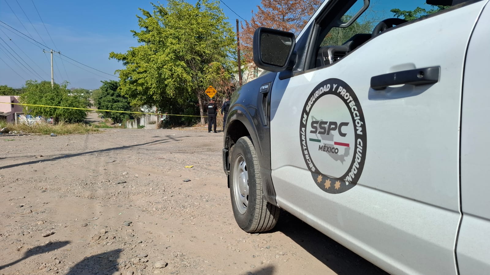Camioneta de la SSPC junto a una cinta amarilla de precaución