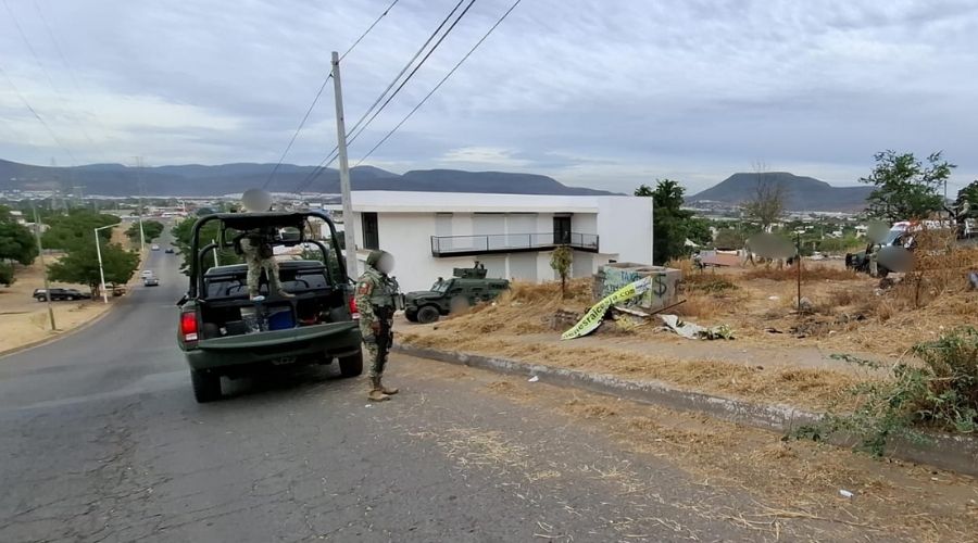 Camionetas del ejército mexicano junto a elementos