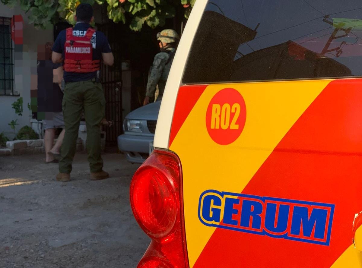 Camioneta de Gerum en domicilio junto a personal de seguridad