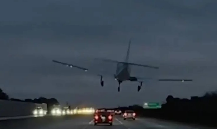 VIDEO: Avioneta impacta contra un vehículo durante aterrizaje de emergencia en Florida, EU