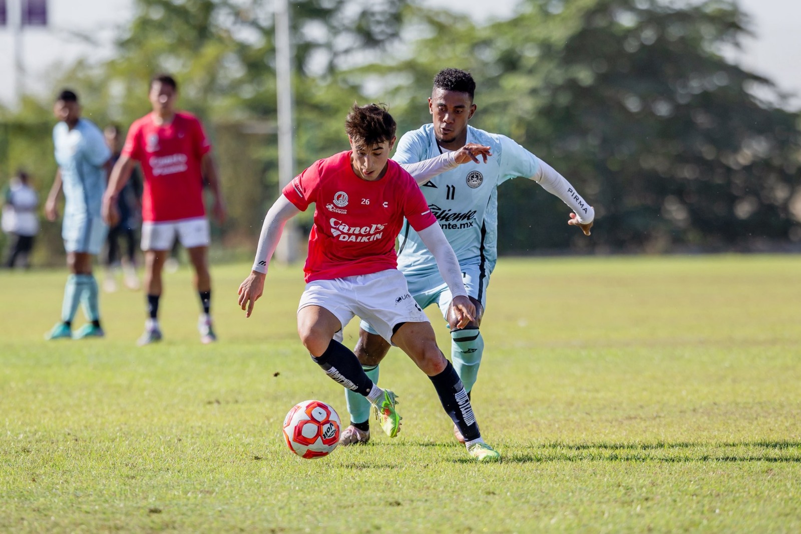Jugadores de Atlético de San Luis y Mazatlán FC peleándose el balón