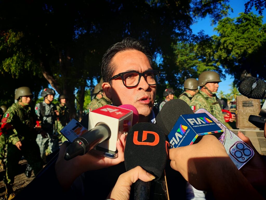 Persona hablando con micrófonos