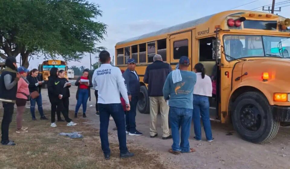 Autobús de transporte de jornaleros en el norte de Sinaloa