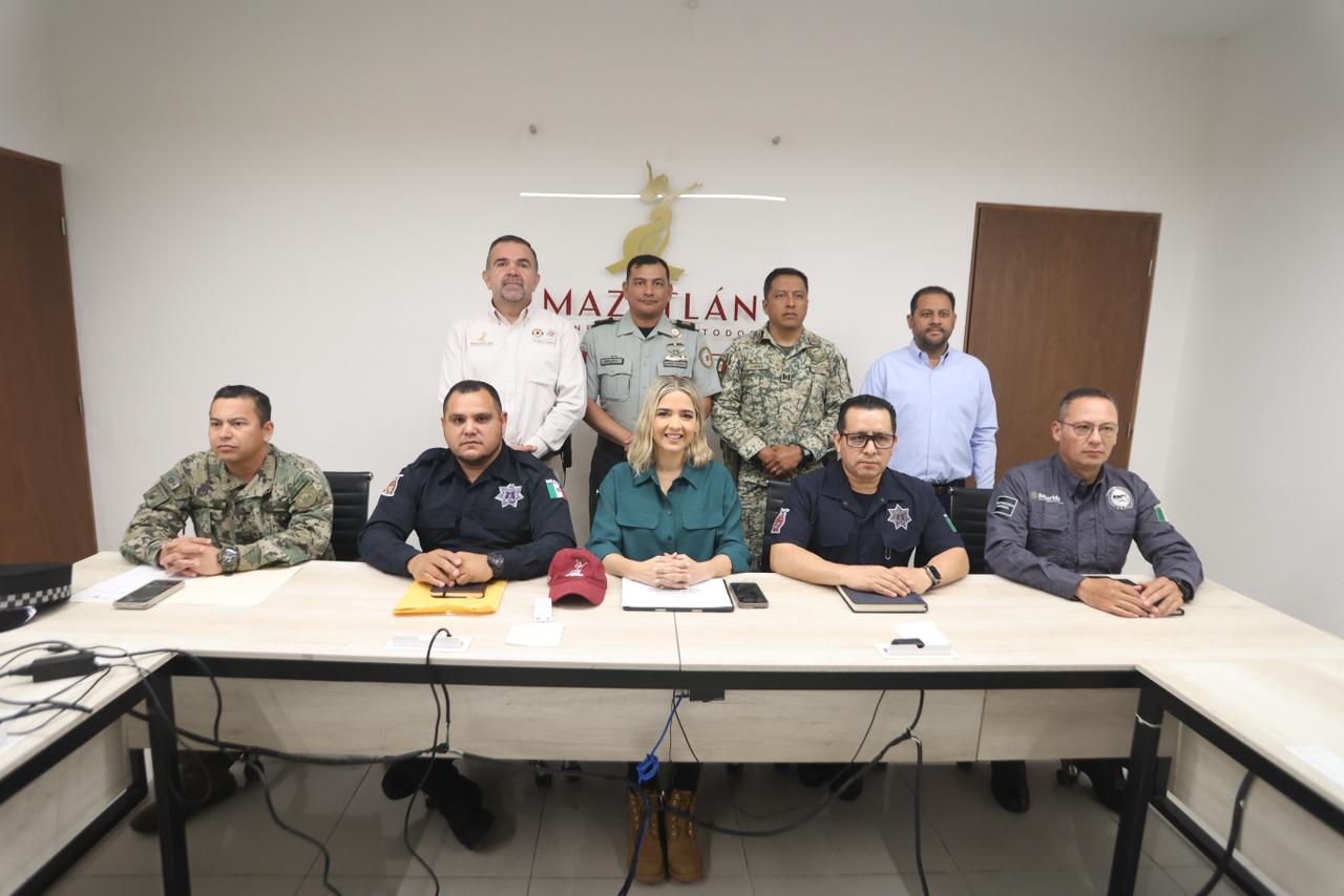 Elementos de seguridad junto a la alcaldesa de Mazatlán