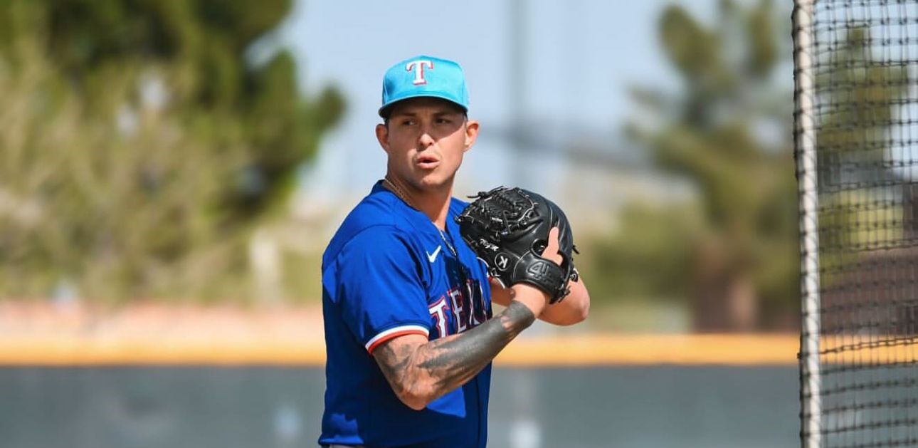 Avery Weems con su guante en el campo de juego