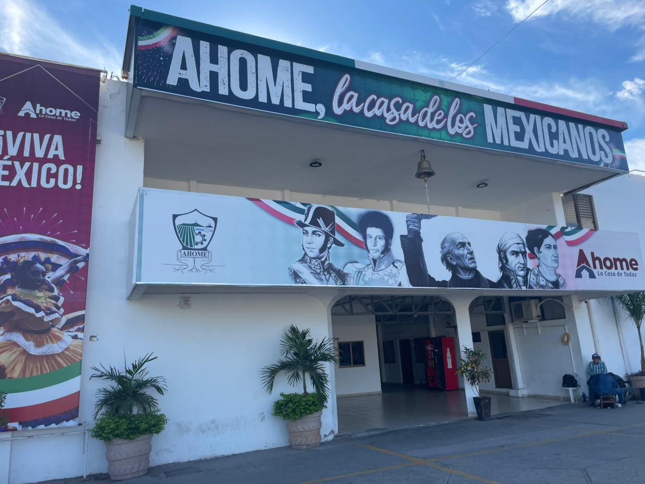 Exterior del ayuntamiento de Ahome, donde se ve decoración patria y algunas plantas