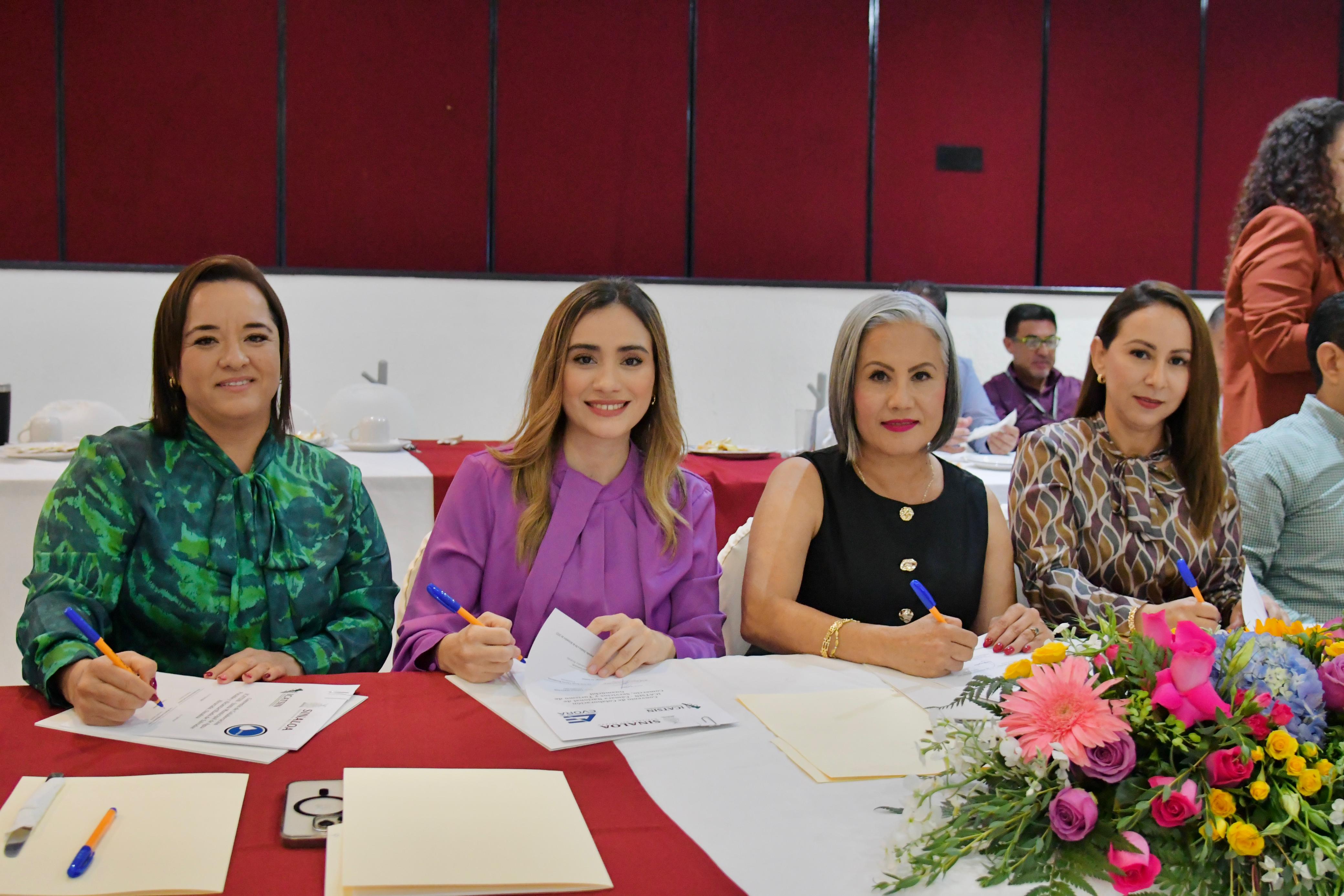 Alcaldesa y representantes de Icatsin posando para la foto