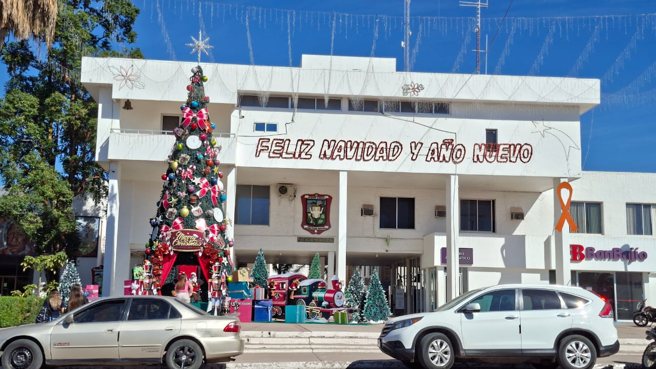 Ayuntamiento de Salvador Alvarado adornado con la temática navideña