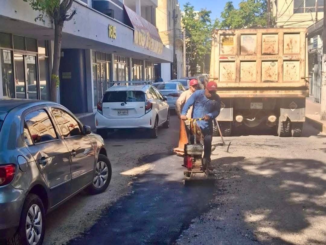Personal de Obras Públicas bacheando una calle