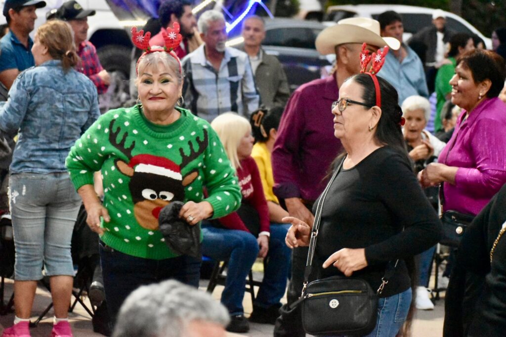Dos mujeres bailando en Plaza Solidaridad