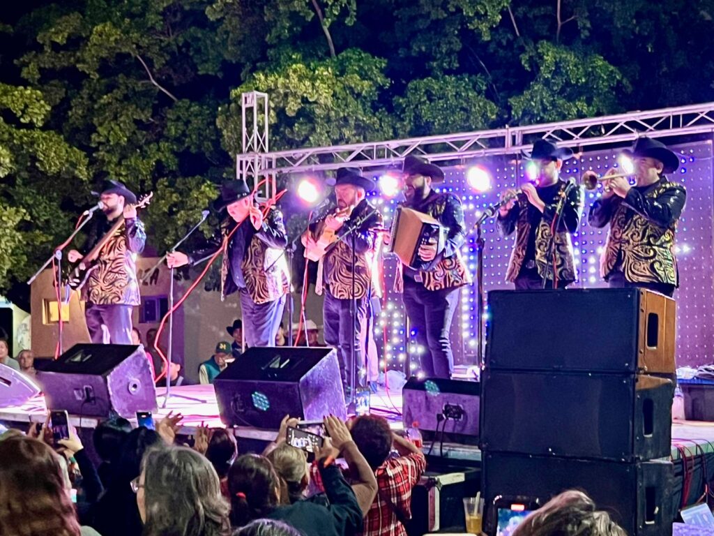 Banda tocando de noche en Los Mochis