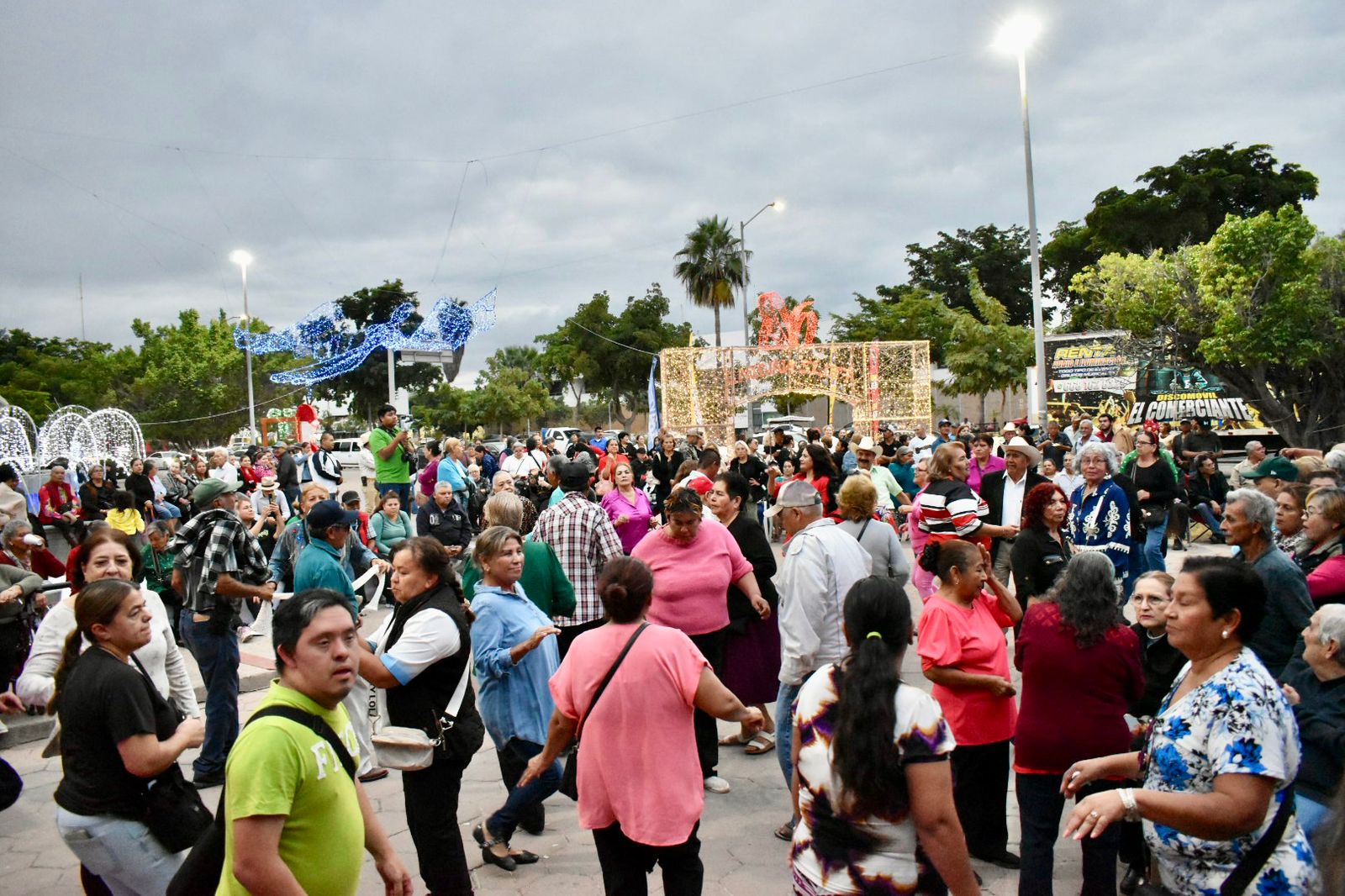 Personas disfrutando bailable de navidad en Plaza Solidaridad