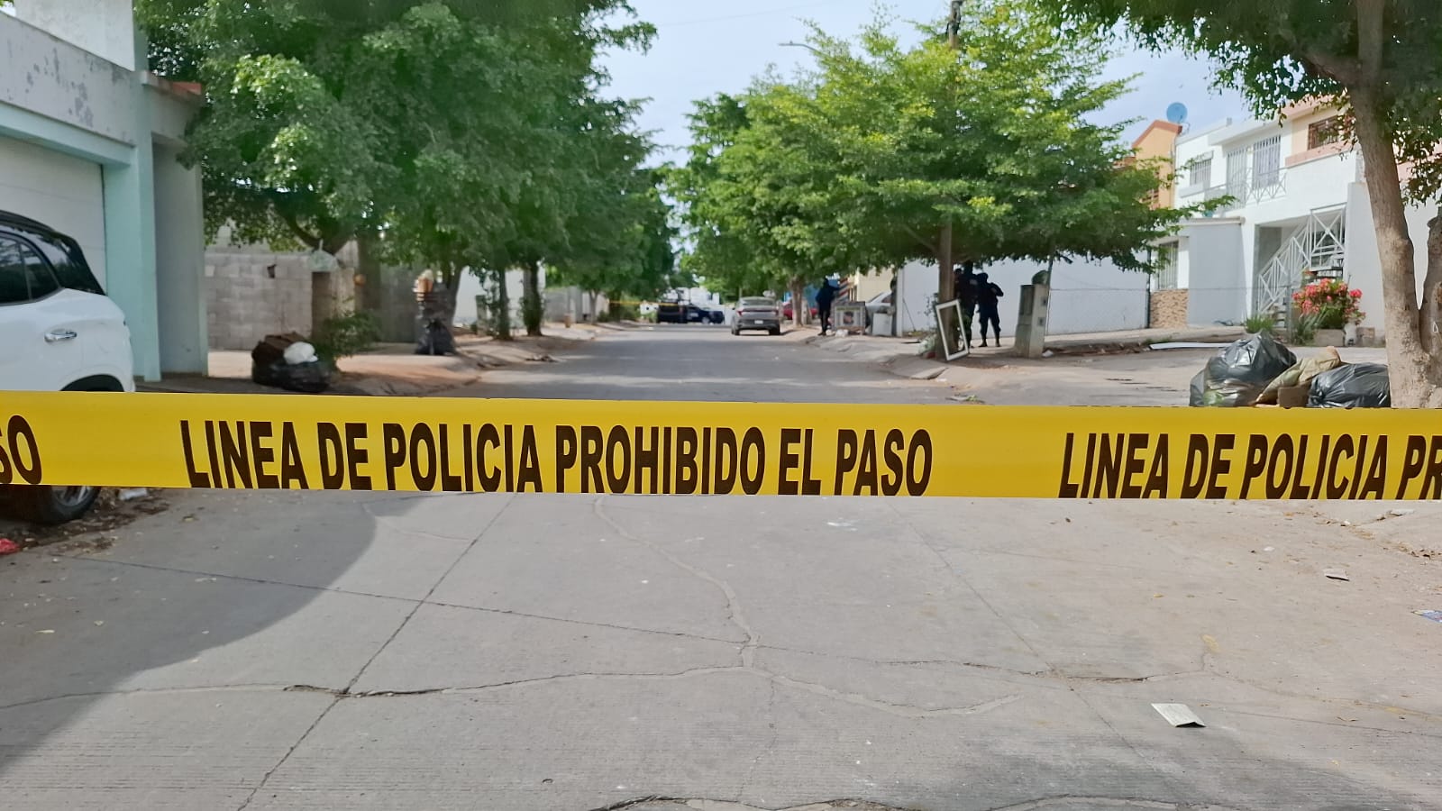 Cinta amarilla de precaución delimitando la zona en una calle