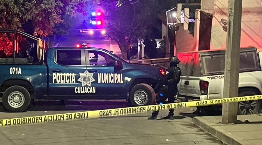Autoridades de la Policía Municipal resguardan la vivienda que fue baleada