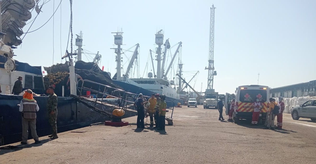 Tripulantes de barco atunero se intoxican al inhalar solventes tras realizar mantenimiento, en Mazatlán