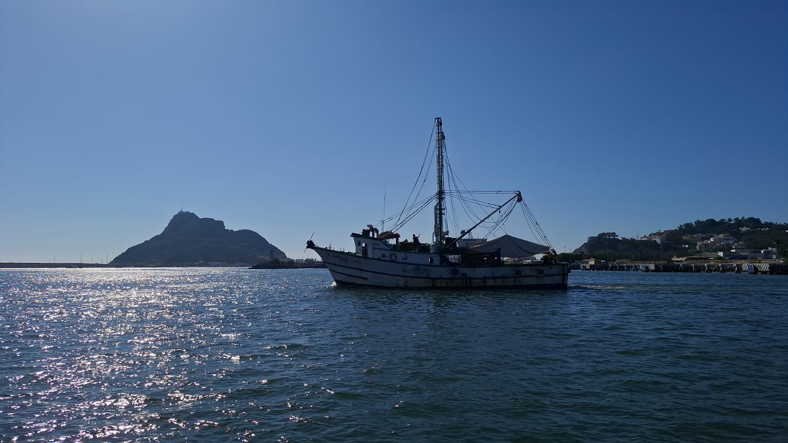 Barco camaronero en el mar del Pacífico en Mazatlán