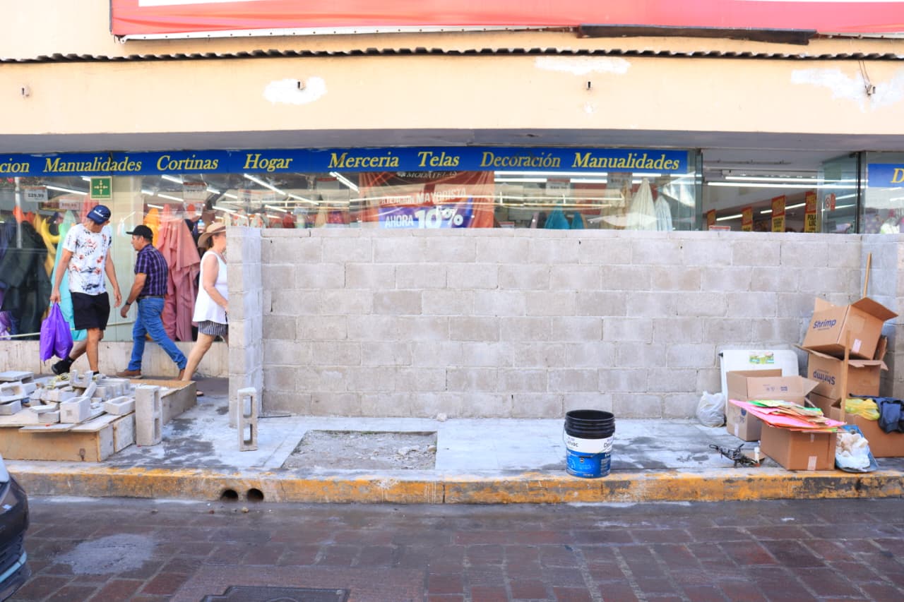 Bardas frente al mercado Pino Suárez en Mazatlán