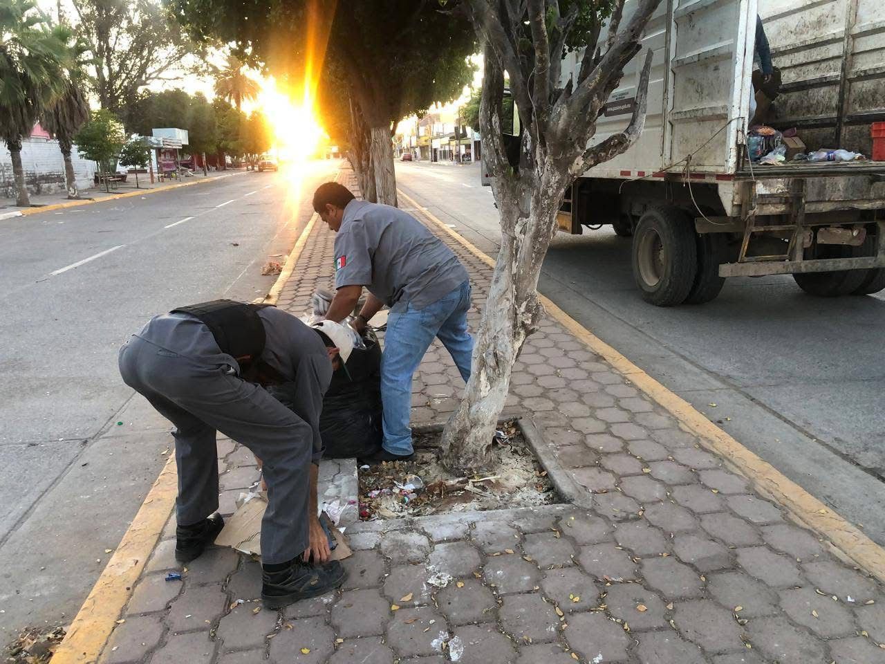 Trabajadores del ayuntamiento realizando limpieza