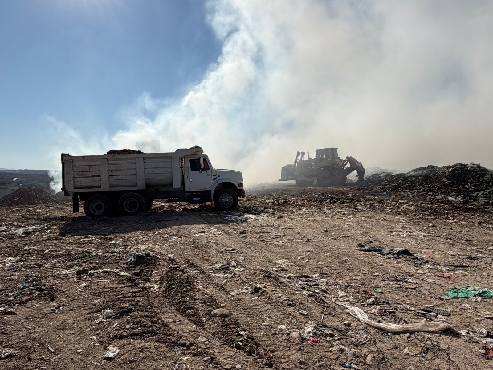 Camiones realizando trabajos de limpieza en el basurón de Culiacán