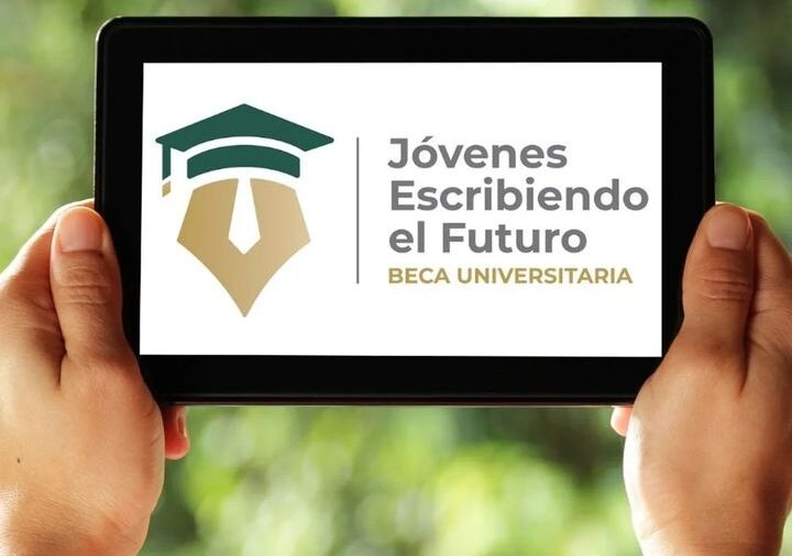 Banner oficial del programa Jóvenes escribiendo el futuro en una Tablet y unas manos sosteniendo el dispositivo