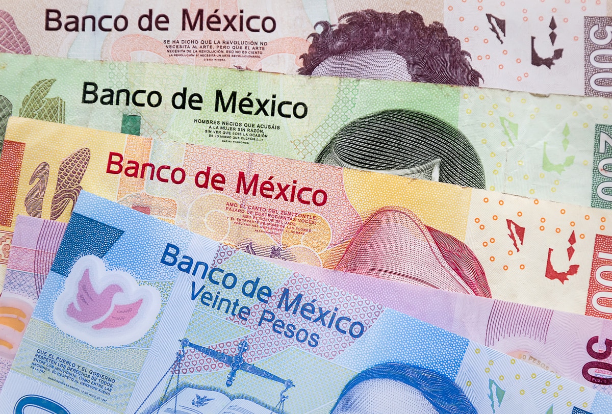 Billetes de pesos mexicanos en distintas denominaciones