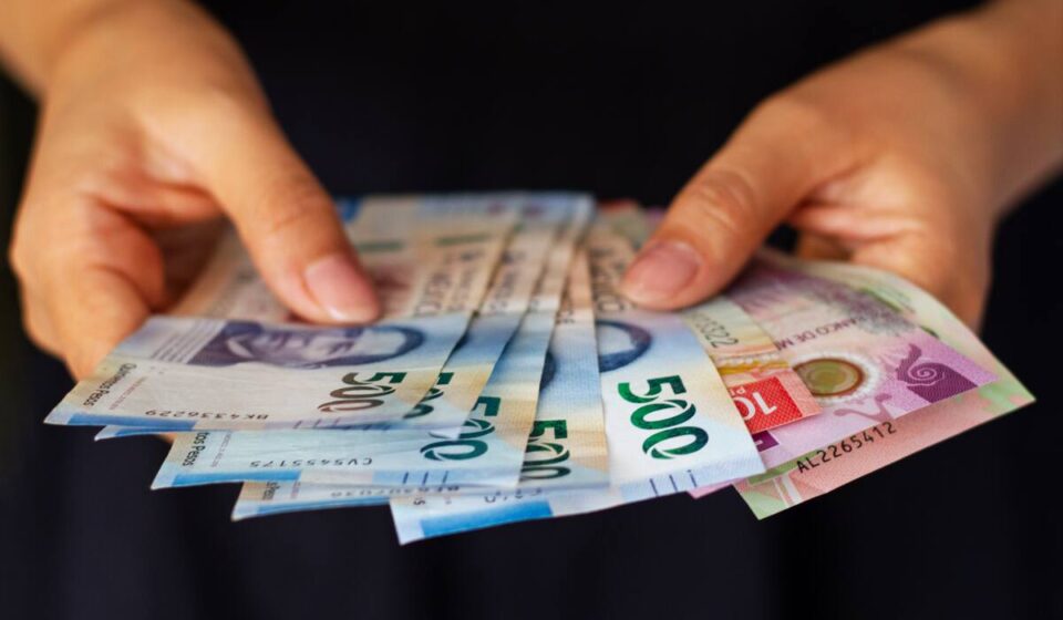 Billetes de pesos mexicanos en manos