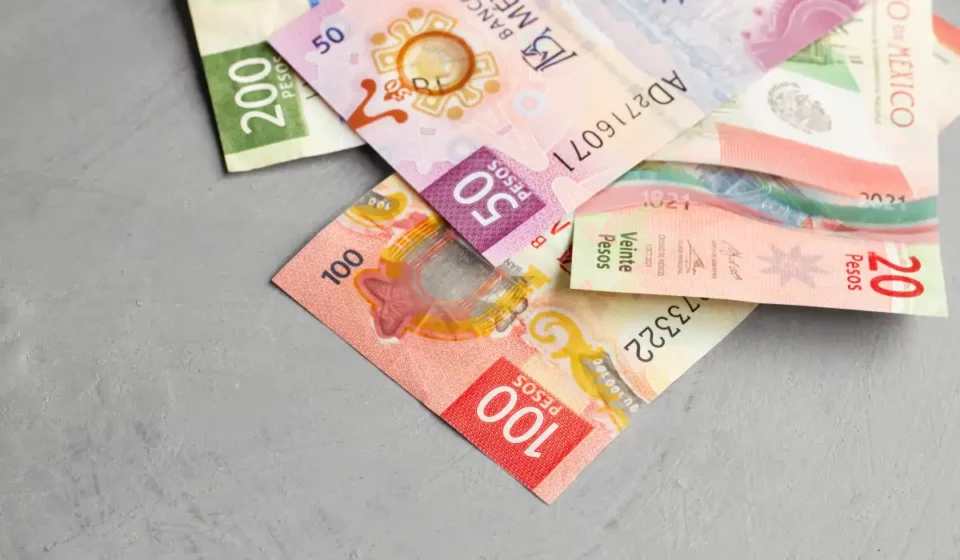 Billetes de pesos mexicanos en varias denominaciones