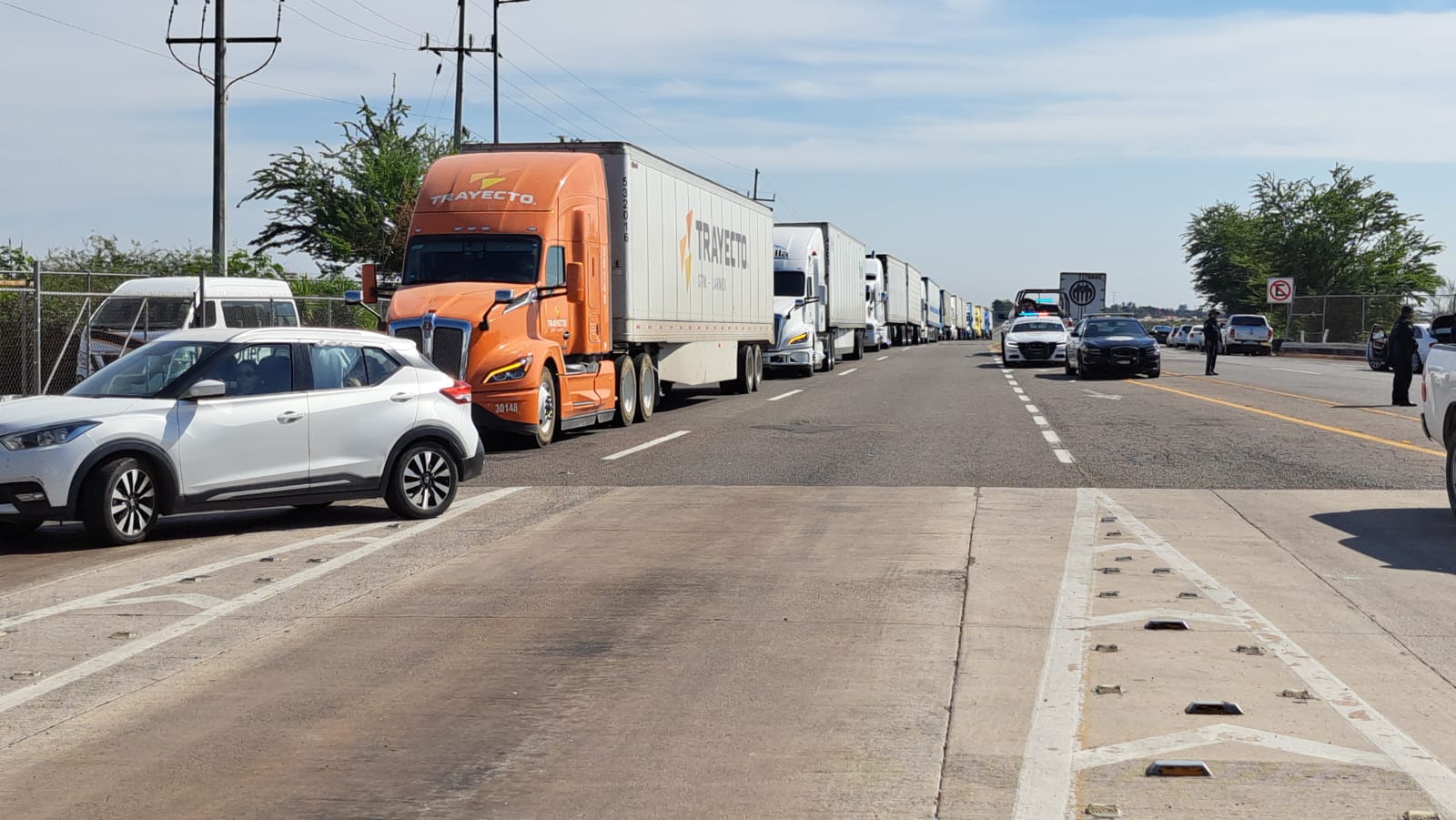 Carros y camiones de carga en una carretera en los bloqueos de productores en México