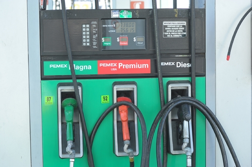 Bomba de gasolina con las mangueras de colores verde, roja y negra