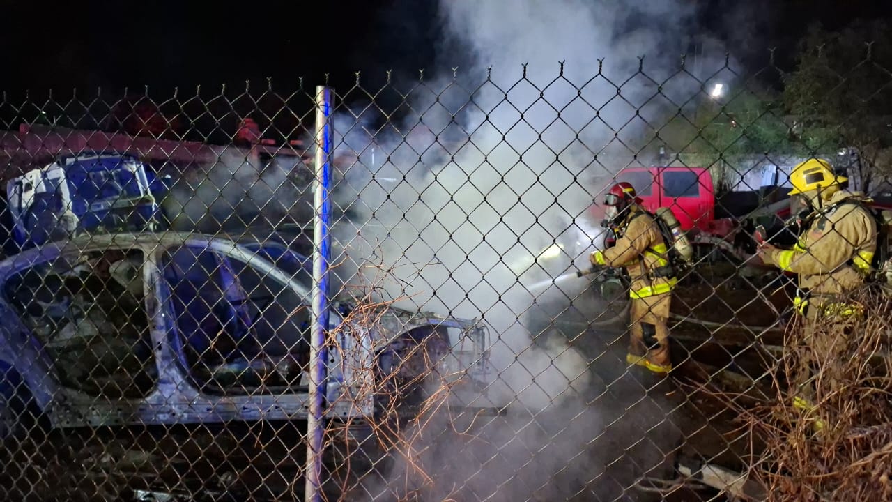 Bomberos sofocando el incendio de un vehículo