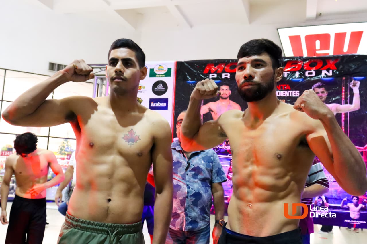 Dos boxeadores con los brazos arriba