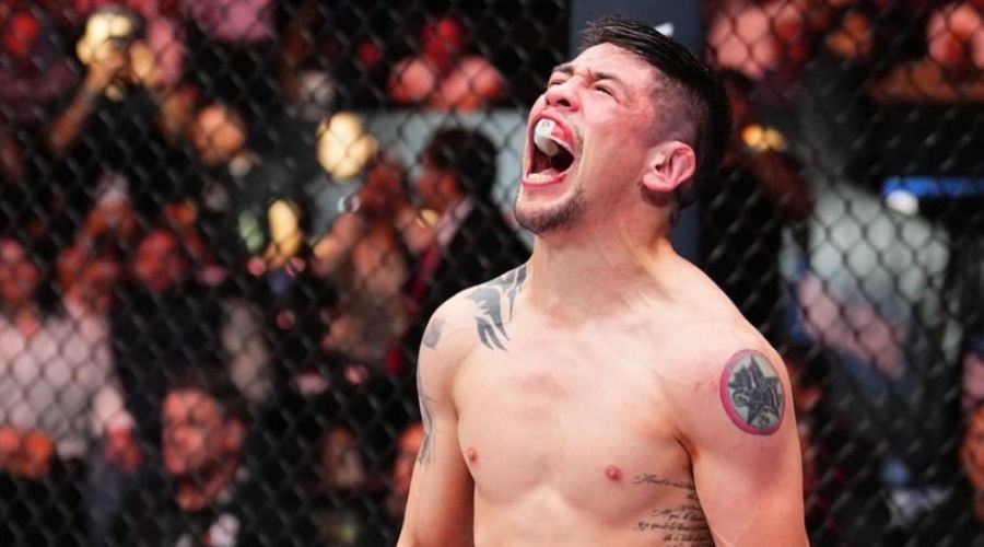 Peleador de la UFC Brandon Moreno gritando después de un combate