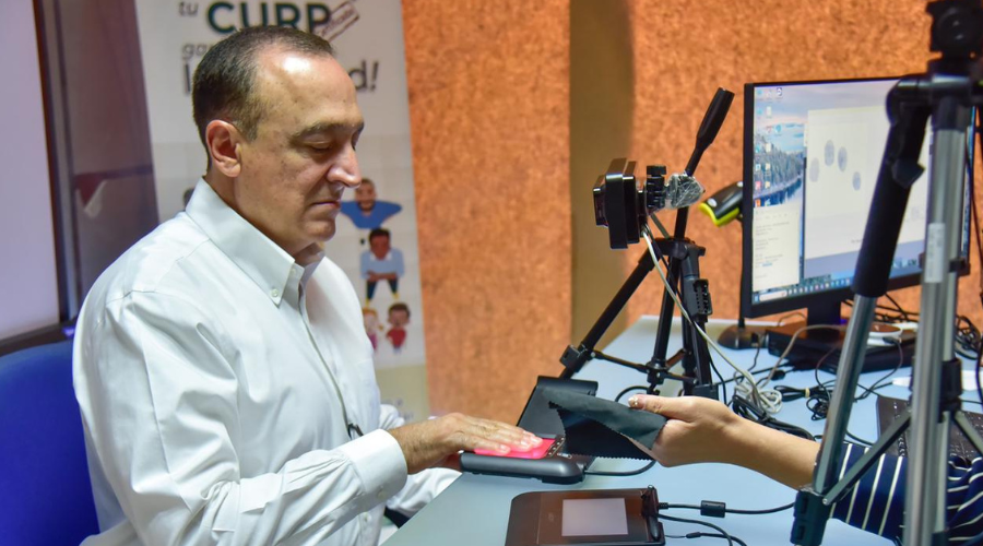 Alcalde de Ahome realiza el trámite de CURP Biométrica.
