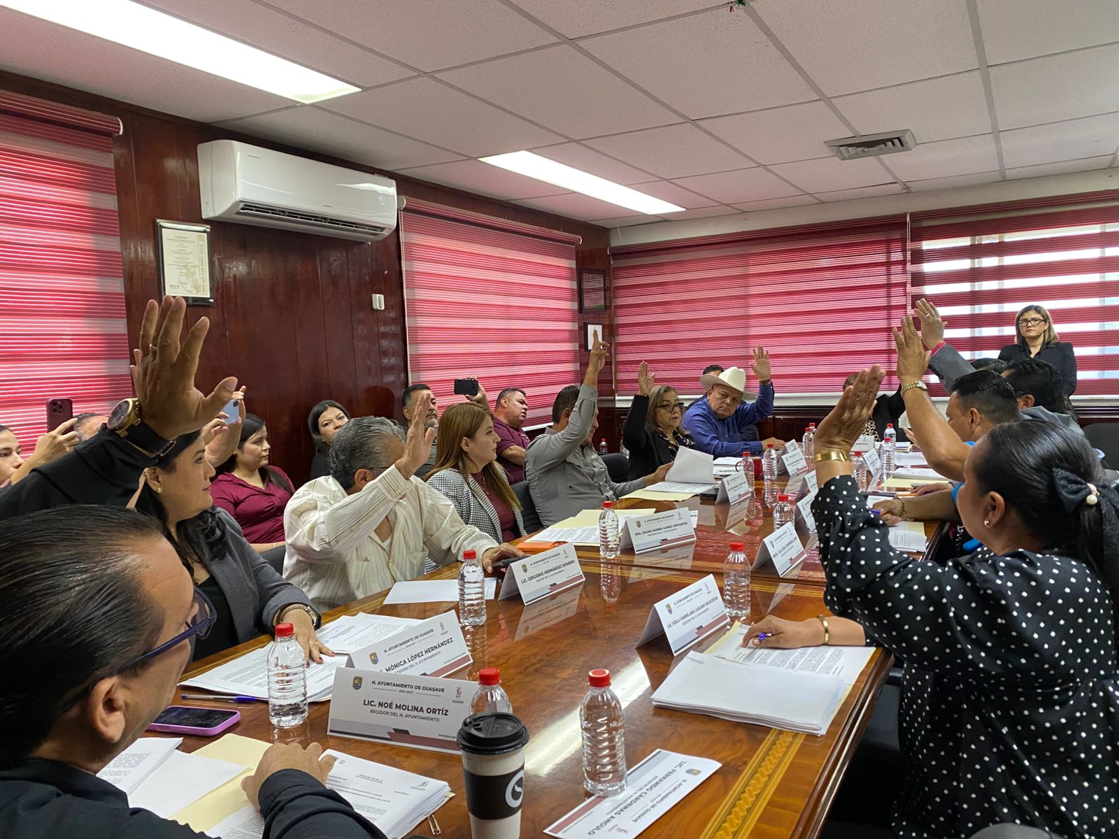 Sesión de cabildo Guasave donde se ve a regidores levantando la mano en manera de votación