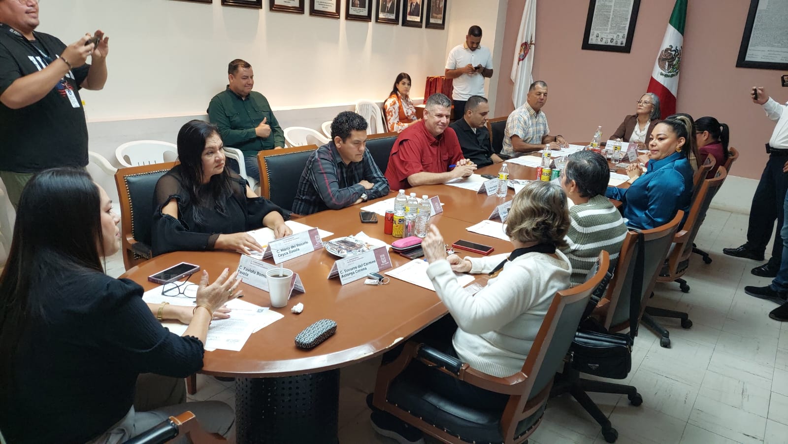 Sesión de Cabildo de Salvador Alvarado donde se ve a funcionarios sentados en una mesa larga
