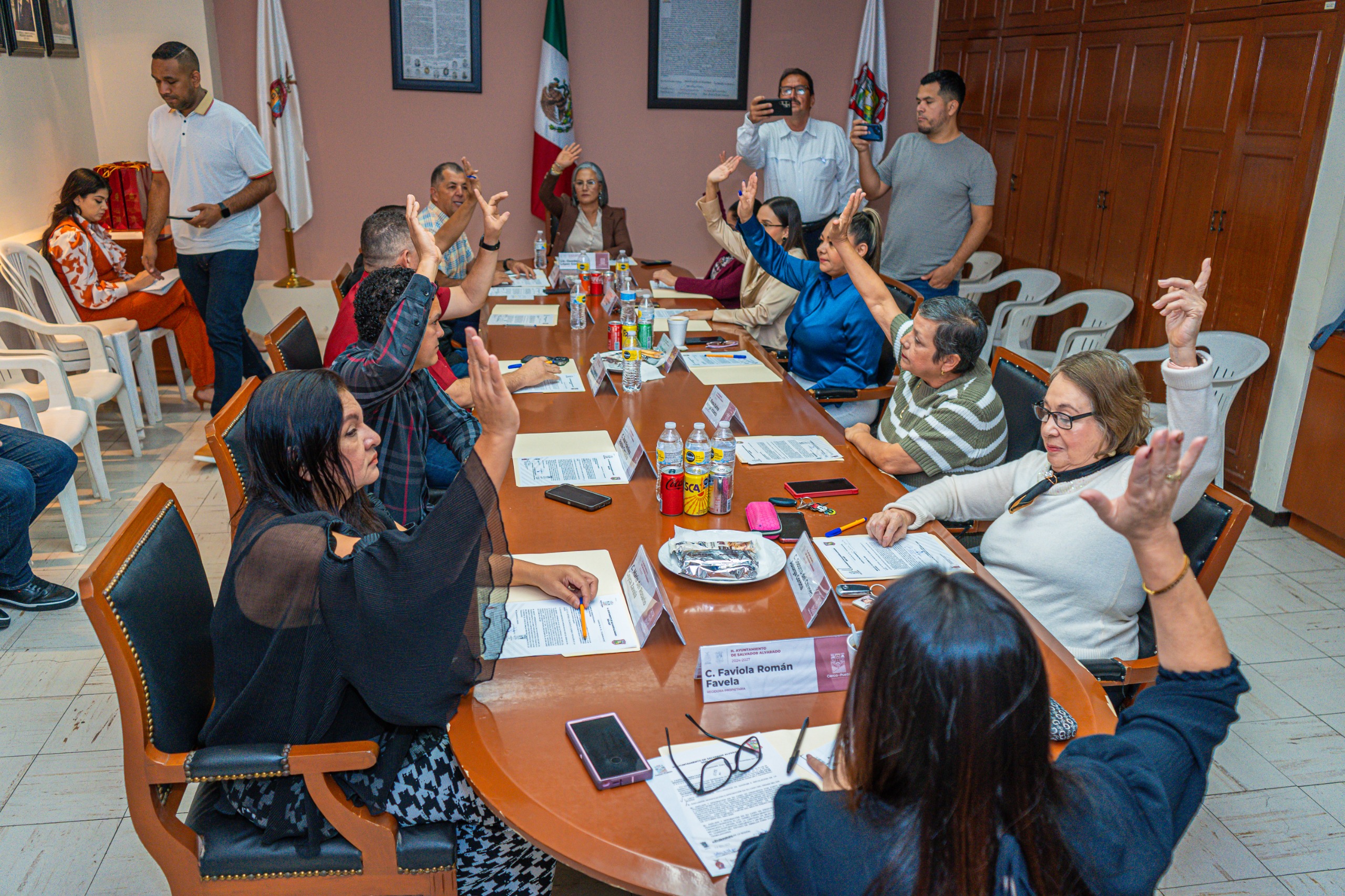 Sesión de Cabildo de Salvador Alvarado donde se ve a funcionarios levantando la mano en manera de votación