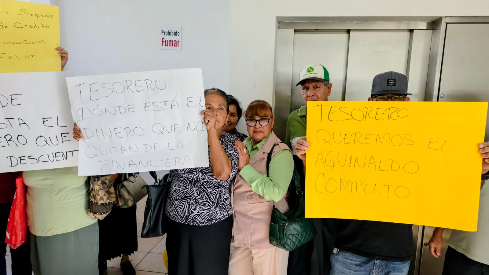 Personas con pancartas en una manifestación