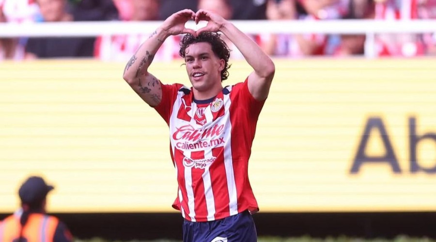 Jugador de futbol haciendo un corazón con sus manos en un partido